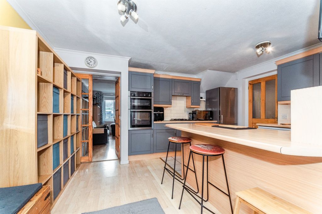 4 bed semi-detached house for saleSevenfields, Highworth, Swindon SN6 photo 4