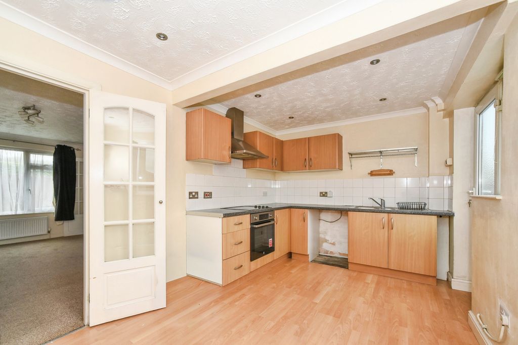 3 bed terraced house for saleLambert Close - Freshbrook, Swindon SN5 photo 5