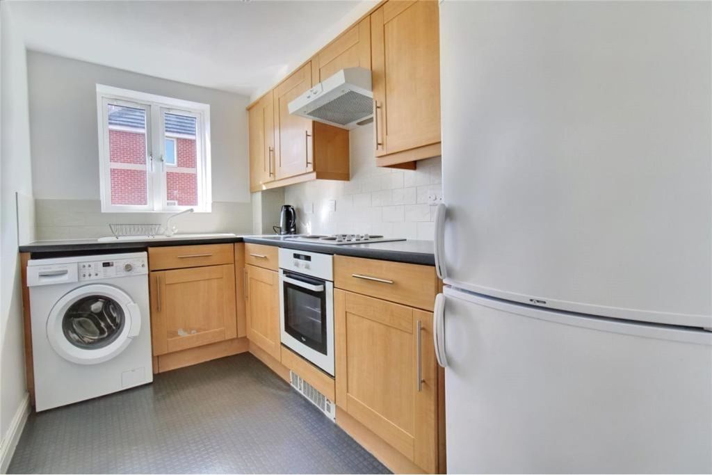 2 bed flat for salePadstow Road, Swindon SN2 photo 2