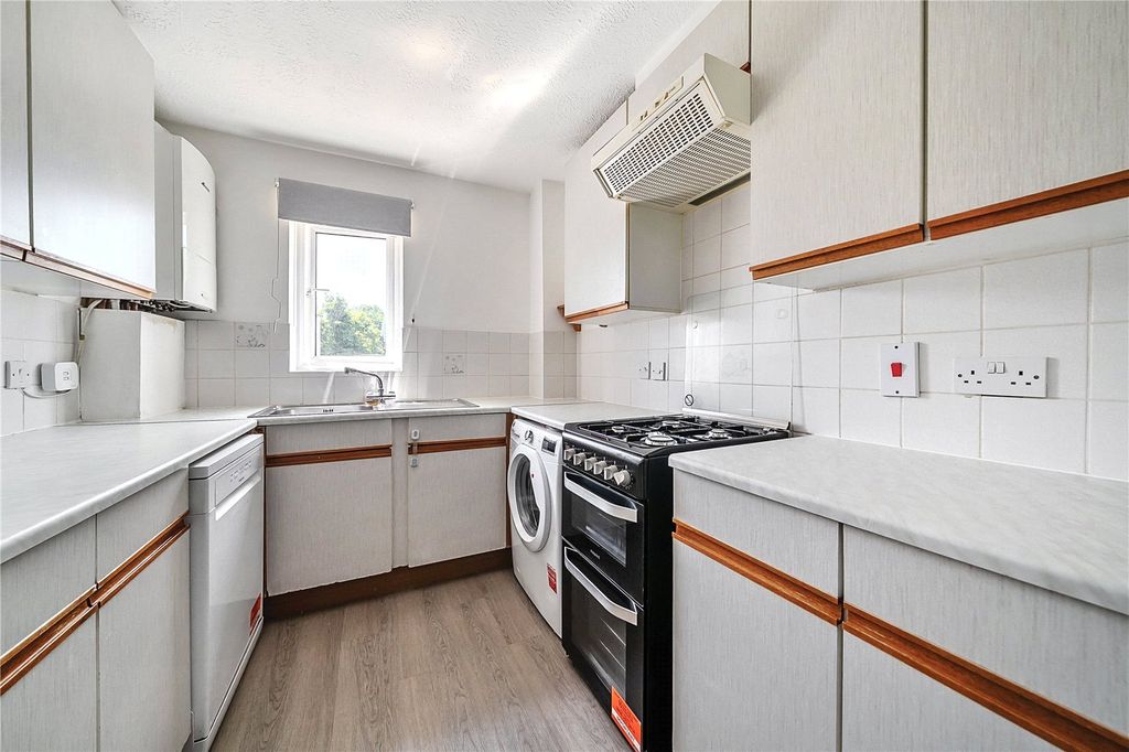 2 bed flat for saleHebbecastle Down, Warfield, Bracknell RG42 photo 2