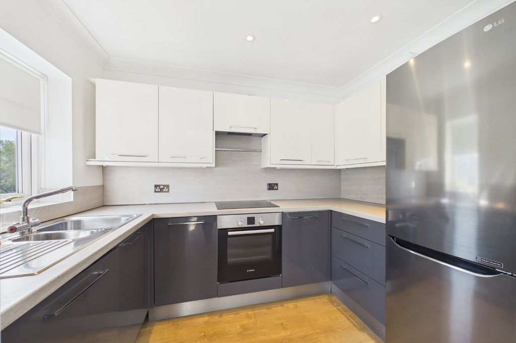 1 bed flat for saleSimmonds Close, Bracknell, Berkshire RG42 photo 2