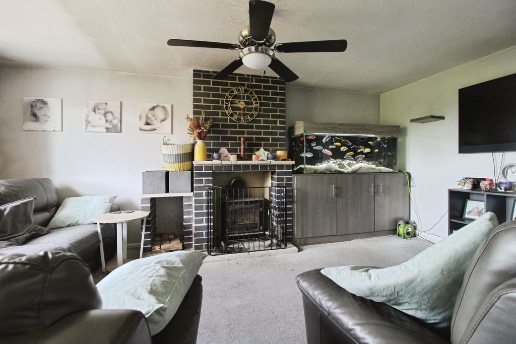 4 bed semi-detached house for saleCherry Tree Road, Cricklade SN6 photo 5