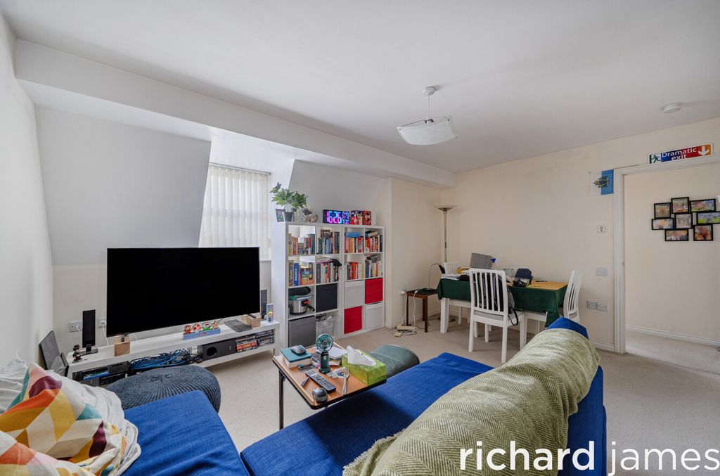 Additional image 3 of 2 bed flat for saleKimmeridge Court, Old Town, Swindon SN1