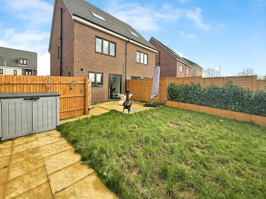 3 bed semi-detached house for saleGrayling Avenue, Swindon SN3