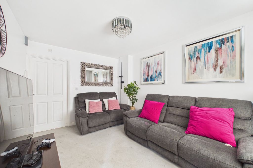 Additional image 2 of 3 bed semi-detached house for saleCuckoo Lane, Bracknell, Berkshire RG12