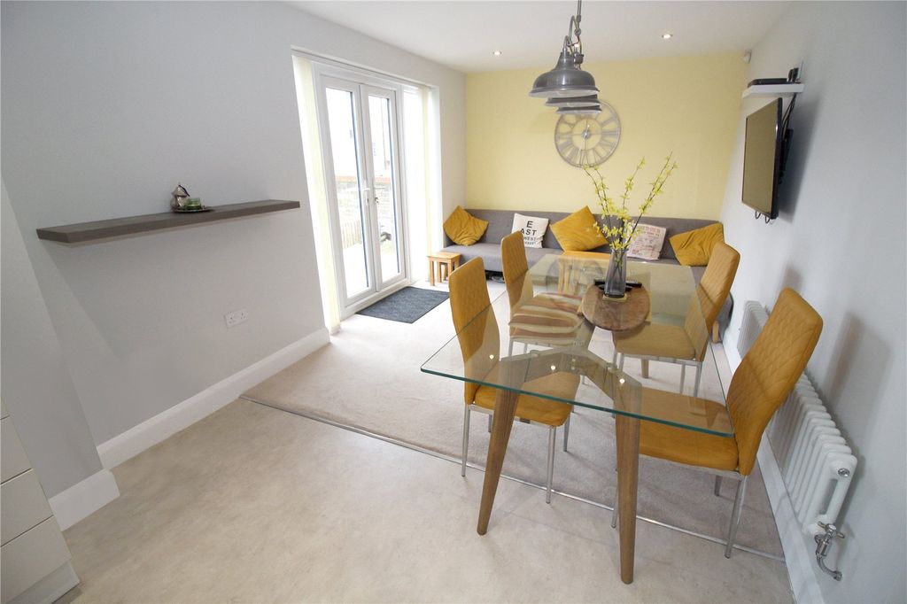 4 bed detached house for saleWebbs Place, Ridgeway Farm, Swindon, Wiltshire SN5 photo 5