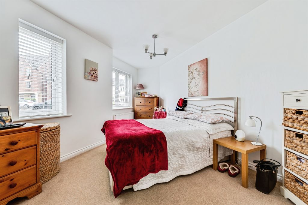 2 bed flat for salePiernik Close, Swindon SN25 photo 5