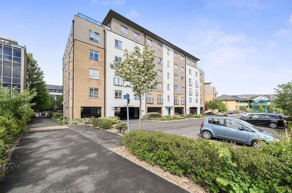 2 bed flat for saleFleming Place, Bracknell RG12