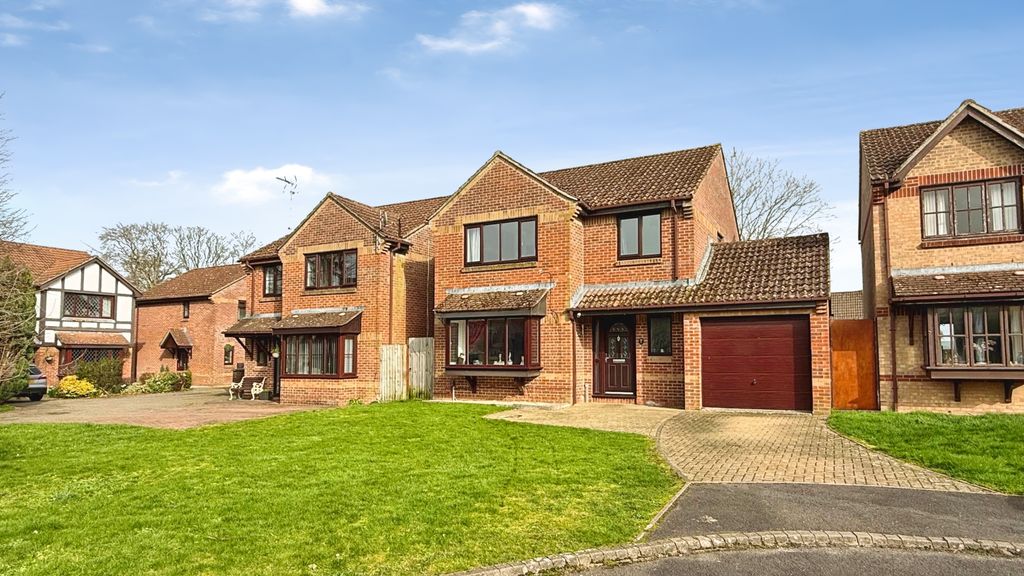 4 bed detached house for saleCanons Close, Warminster BA12
