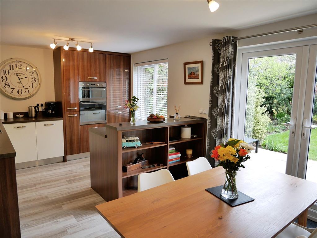 3 bed detached house for saleYork Road, Steeple Chase, Calne SN11 photo 4