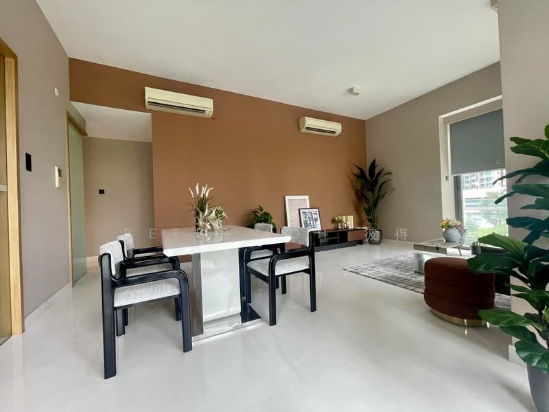 9 Leonie Hill photo 2