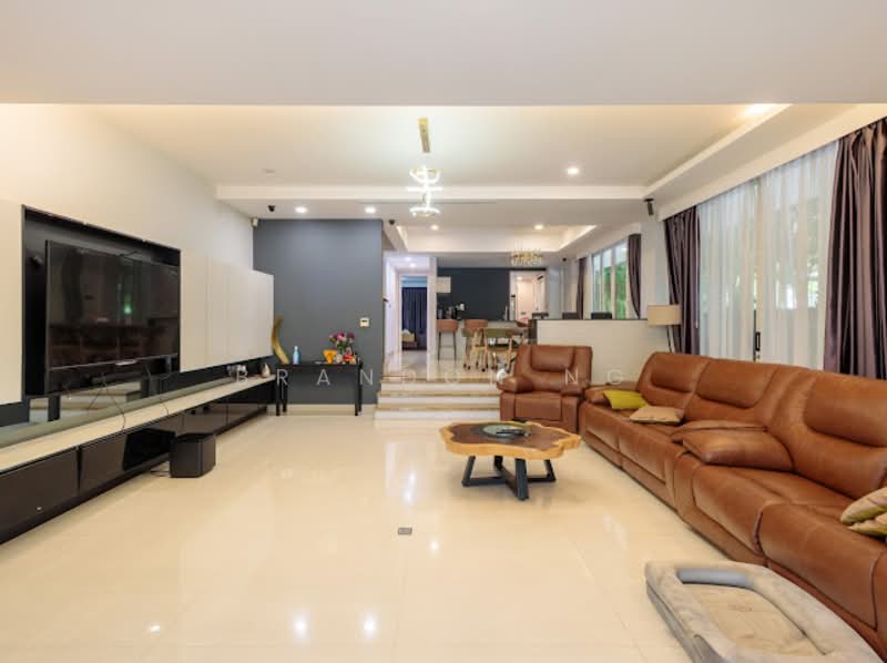 8 Eastwood Place