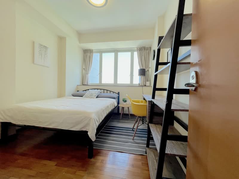 Bright & Spacious Common Room | Queenstown MRT 3 Mins Walk | Condo Facilities photo 4