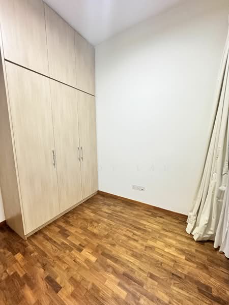 221 Queensway photo 3