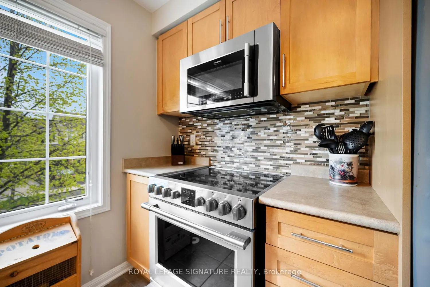 910 Deverell Place photo 4