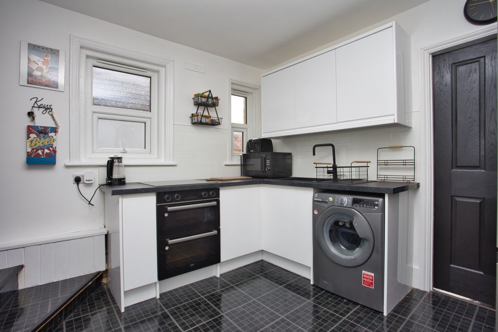 2 bed flat for saleCheriton Road, Folkestone CT19 photo 3