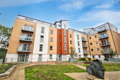 Queen Mary Avenue, London E18