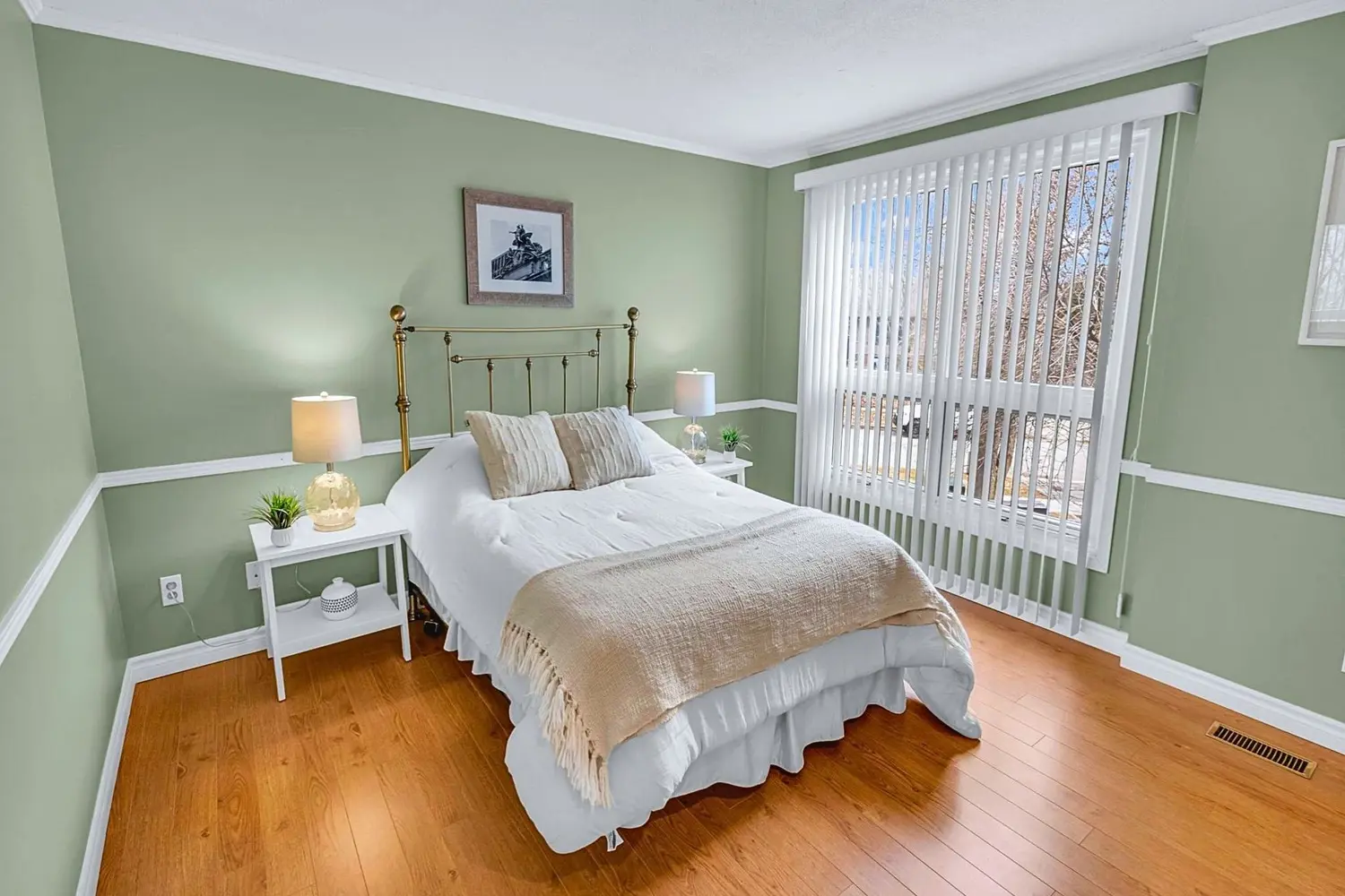 Additional image 7 of 28 Underhill Crescent 3