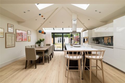 Lyndhurst Avenue, London NW7