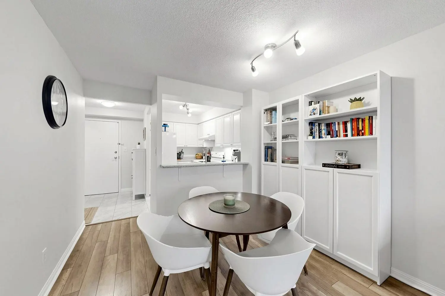 398 Eglinton Avenue 203 photo 3