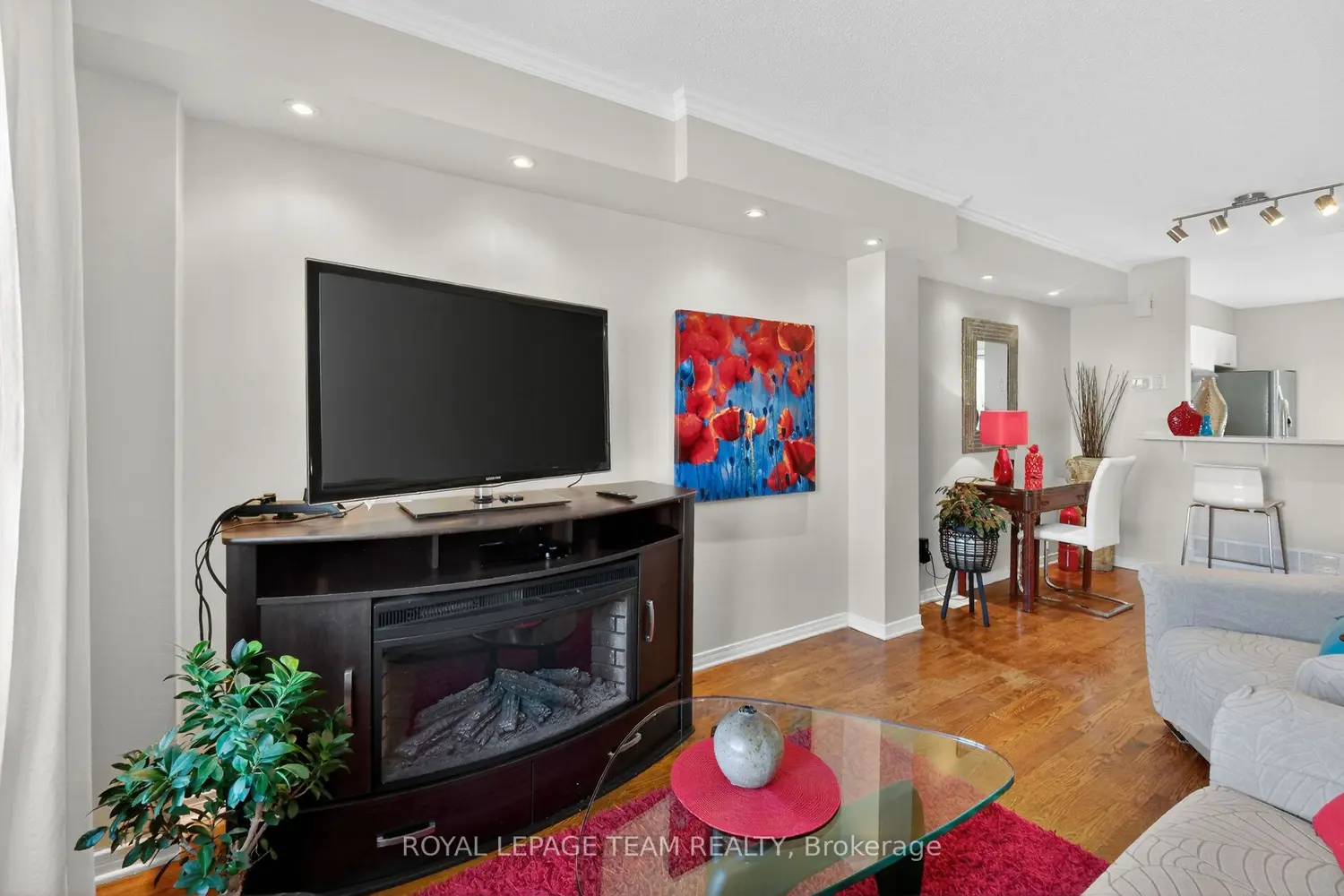 8 Manhattan Crescent photo 4
