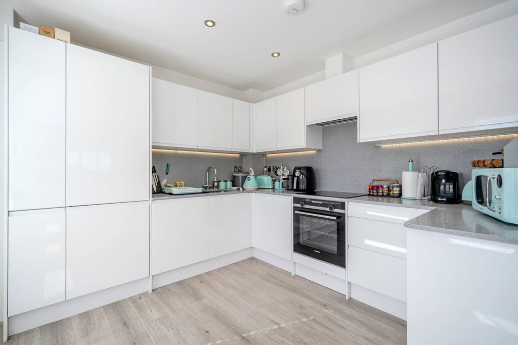 2 bed flat for saleMillers Hill, Ramsgate CT11 photo 3