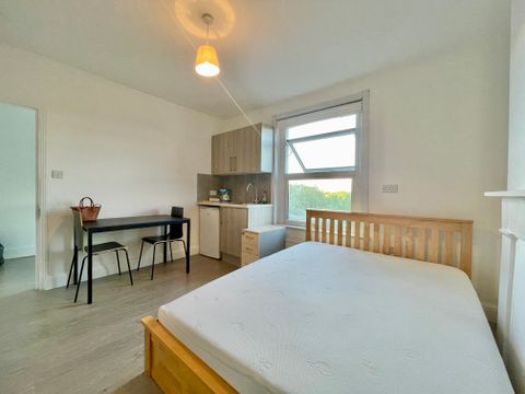 Regents Park Road, London N3, Studio to rent