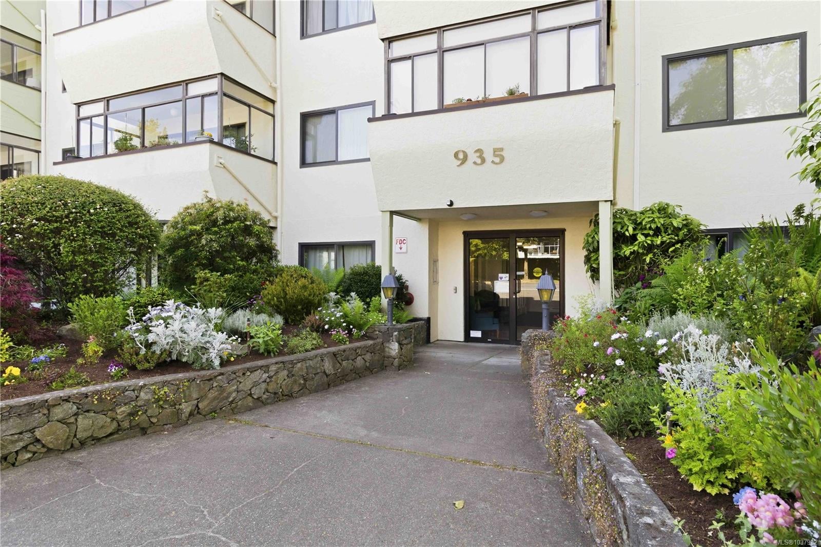 Additional image 3 of 102-935 Fairfield Road, Victoria, BC, V8V 3A3