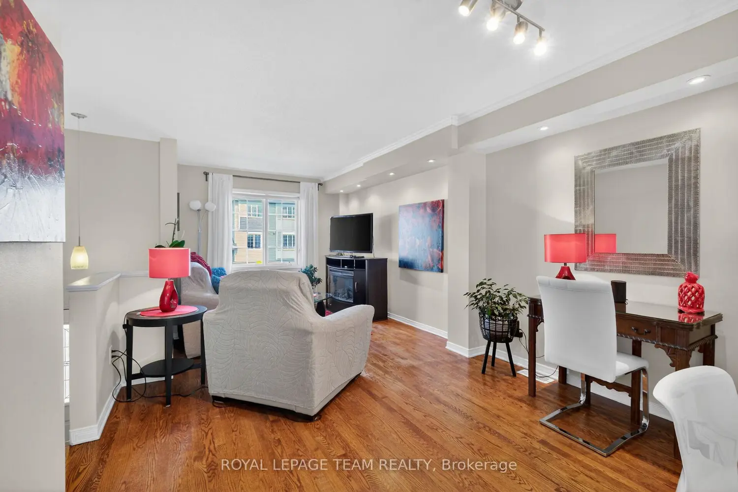 8 Manhattan Crescent photo 5