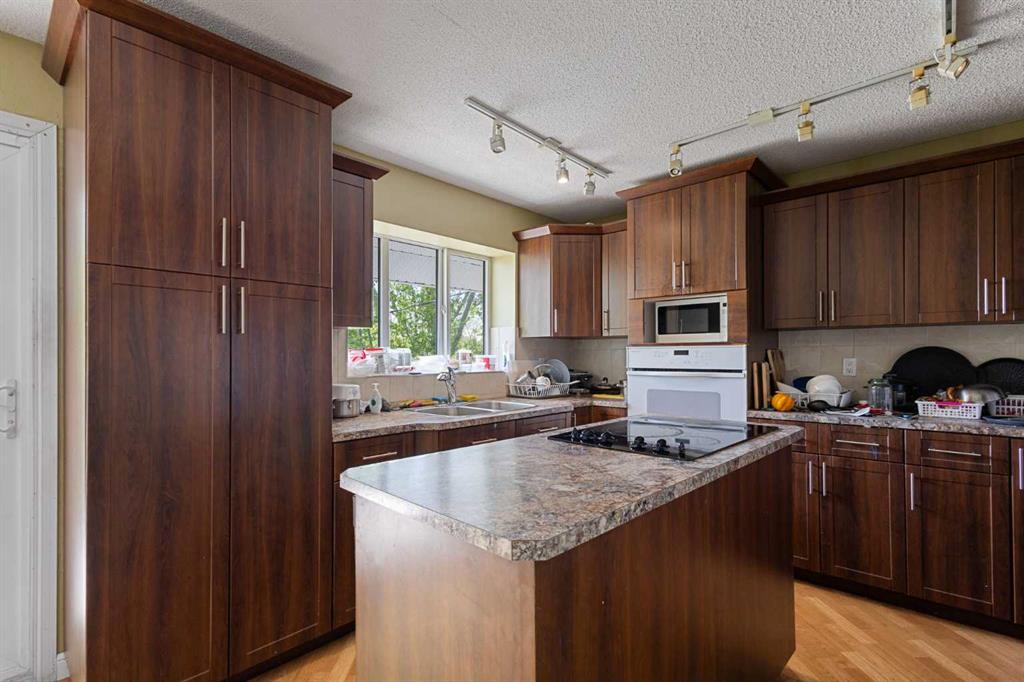 Additional image 3 of 5724 Dalmead Crescent NW, Calgary, AB, T3A1E6