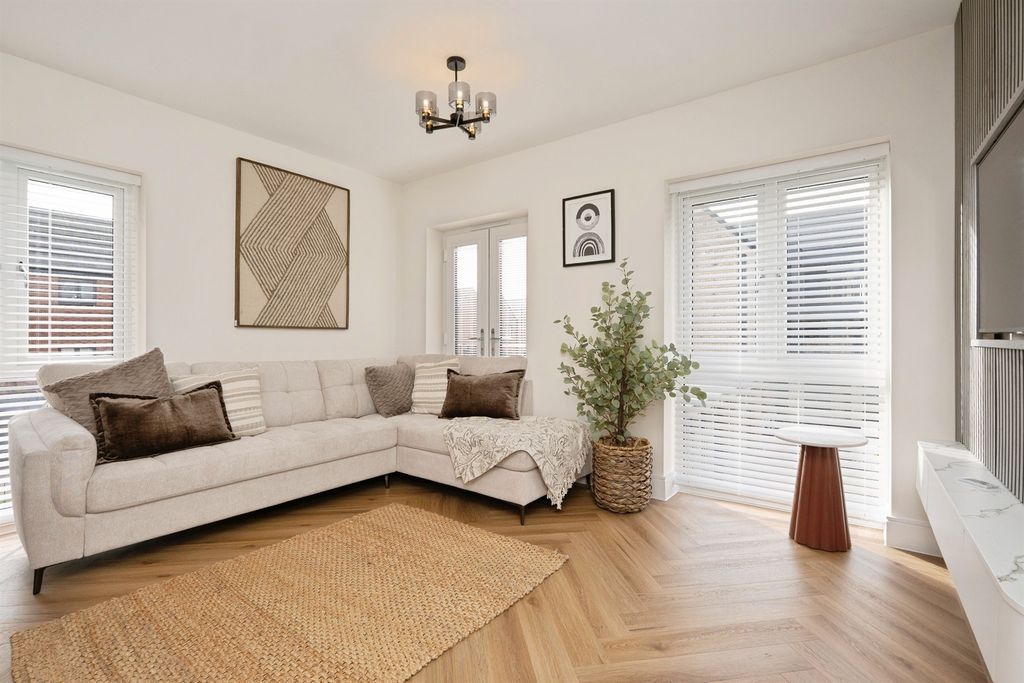 2 bed flat for saleArras Way, Folkestone CT19 photo 2