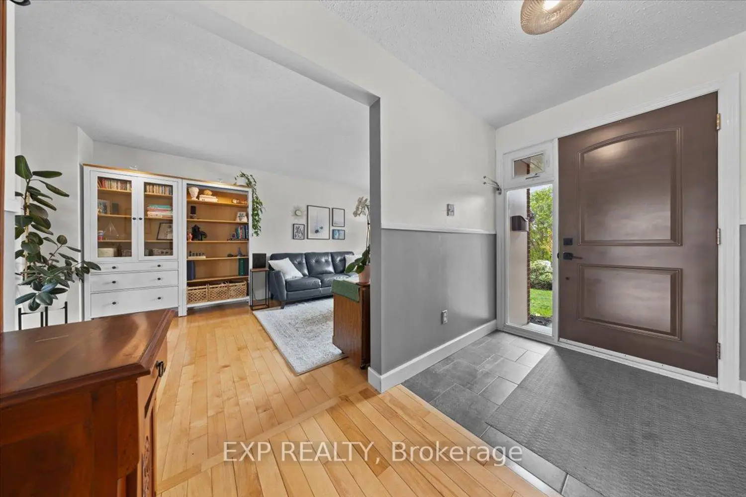 1073 St Germain Crescent photo 2