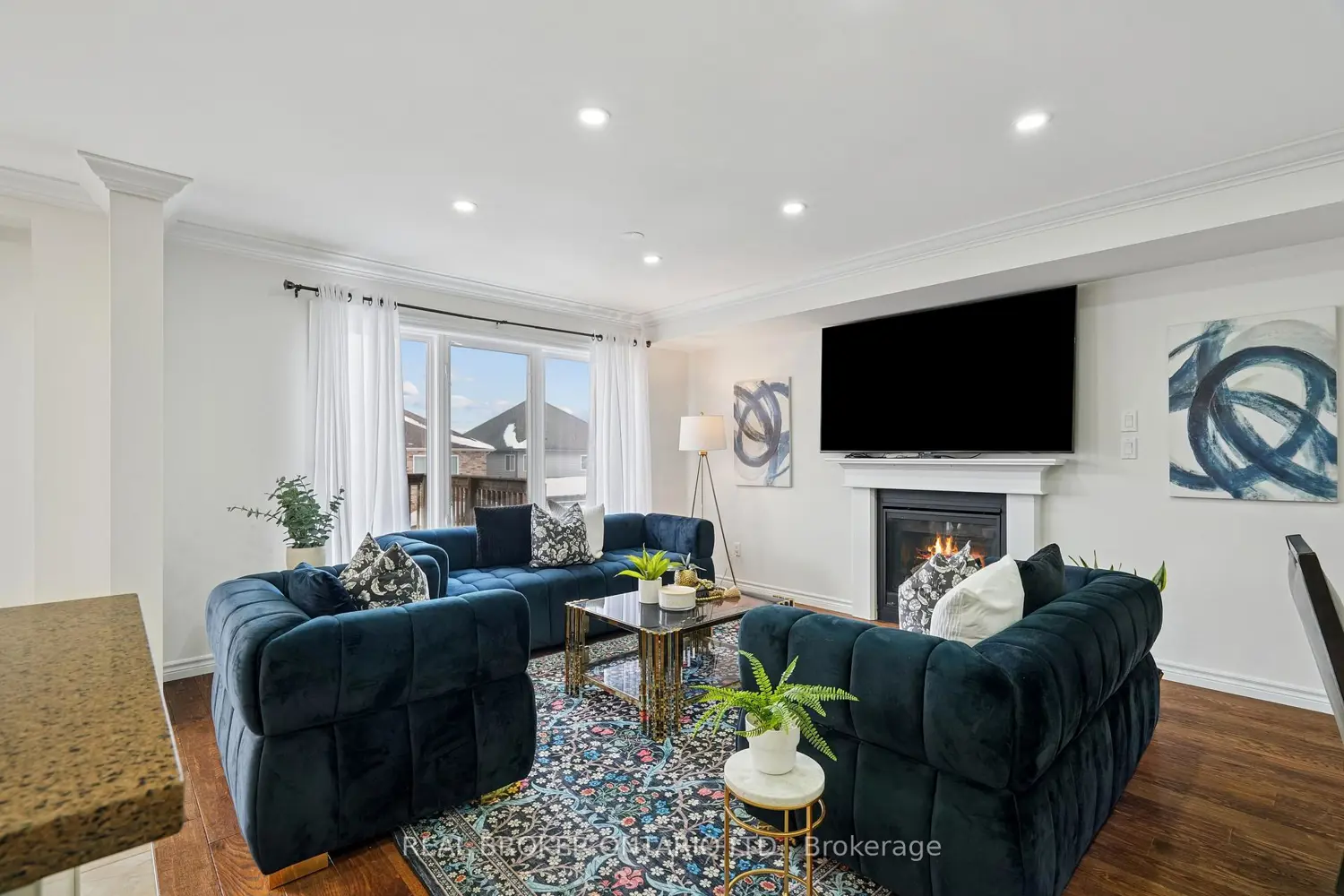 132 Coker Crescent photo 5