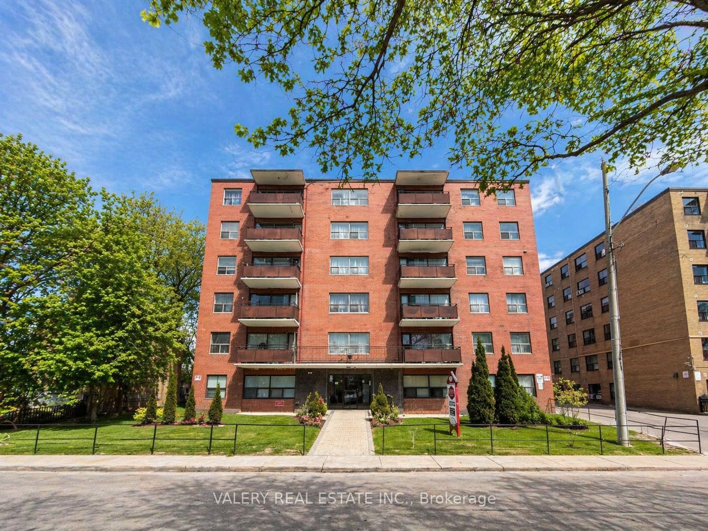304-11 Glenburn Avenue, Toronto, ON, M4B 2X1