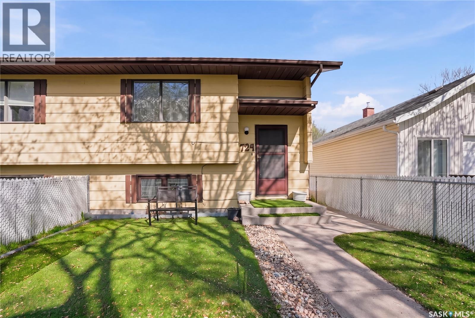 724 M AVENUE S