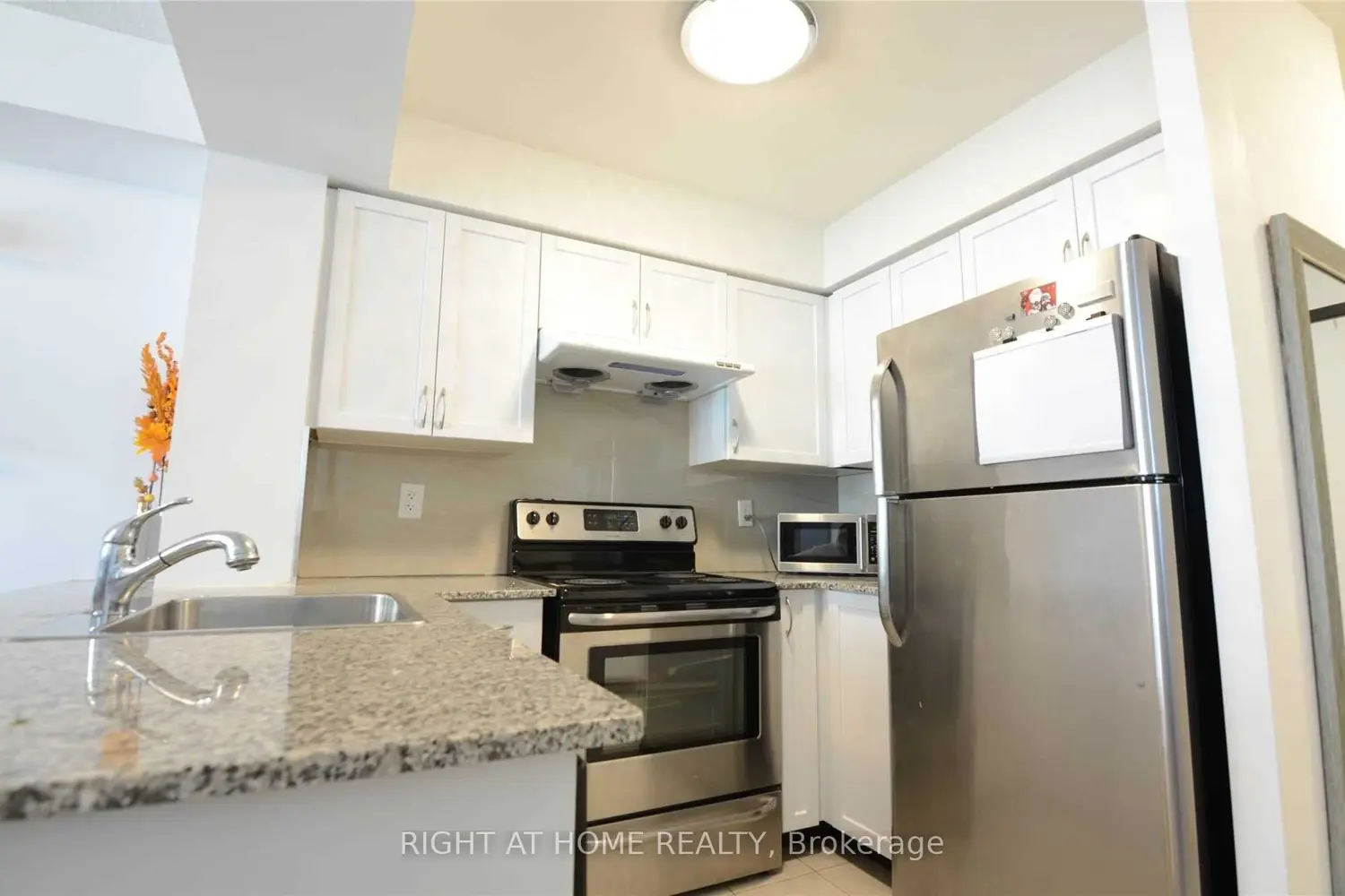 812 Lansdowne Avenue 1016 photo 3
