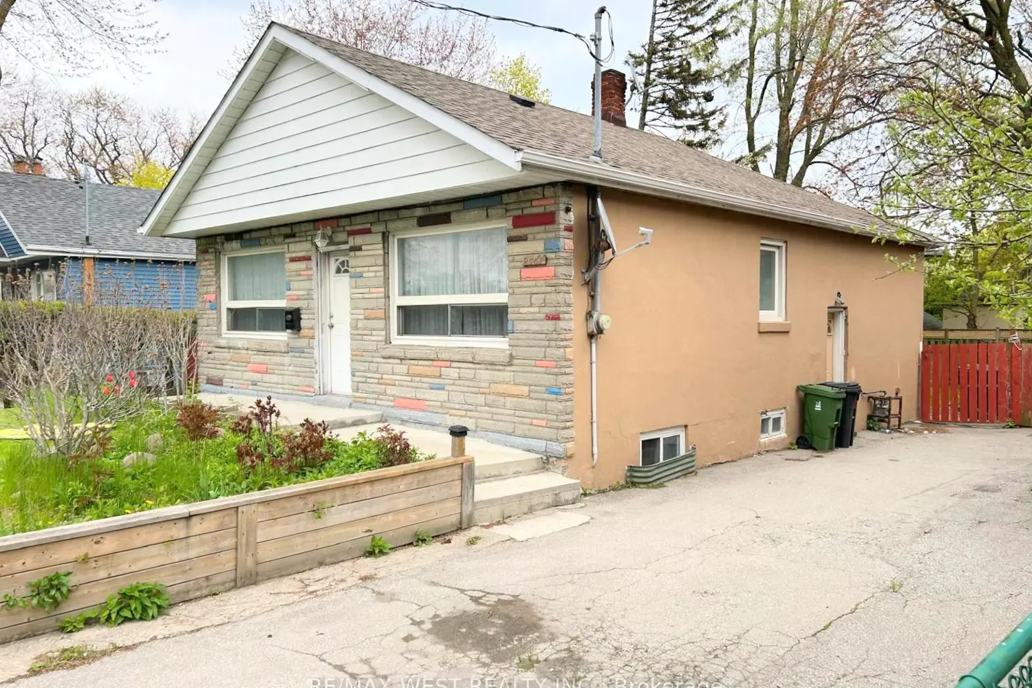 2567 Kingston Road photo 2