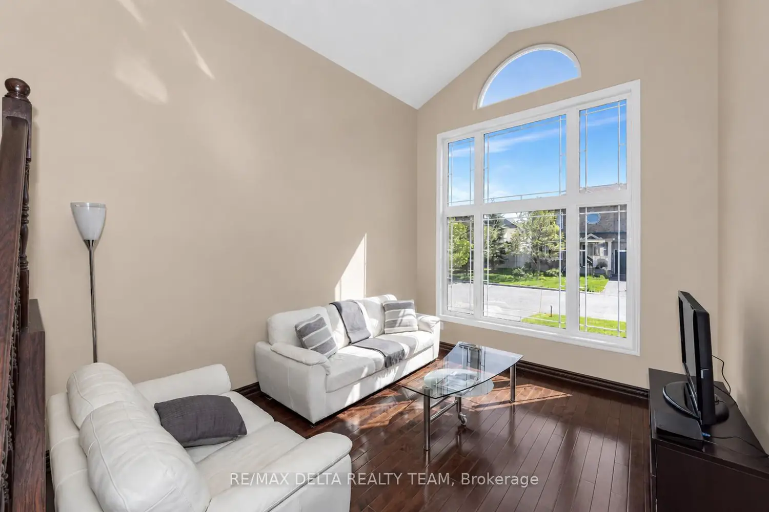 310 Sarabella Street photo 5