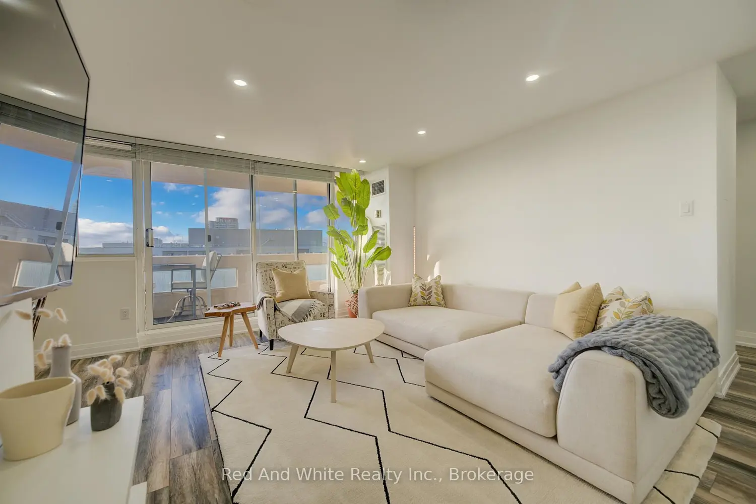 Additional image 3 of 3590 Kaneff Crescent 2013