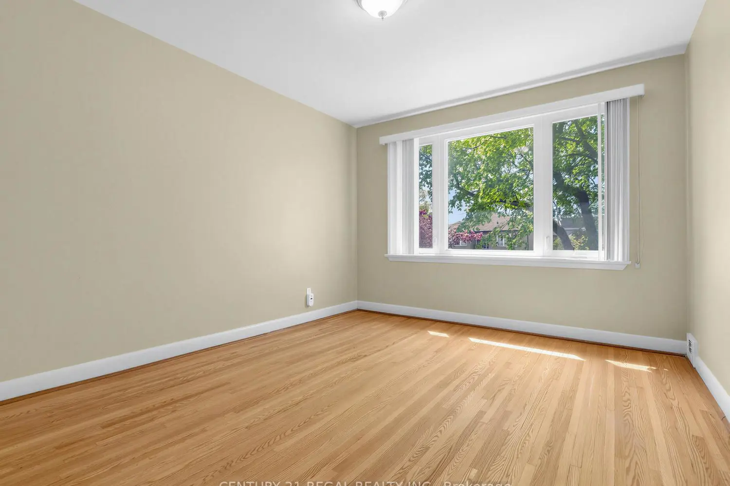 1062 Glengrove Avenue photo 4