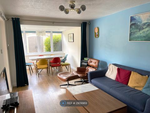 Sweets Way, London N20