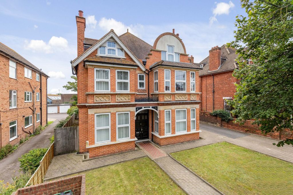2 bed flat for saleCherry Garden Avenue, Folkestone CT19