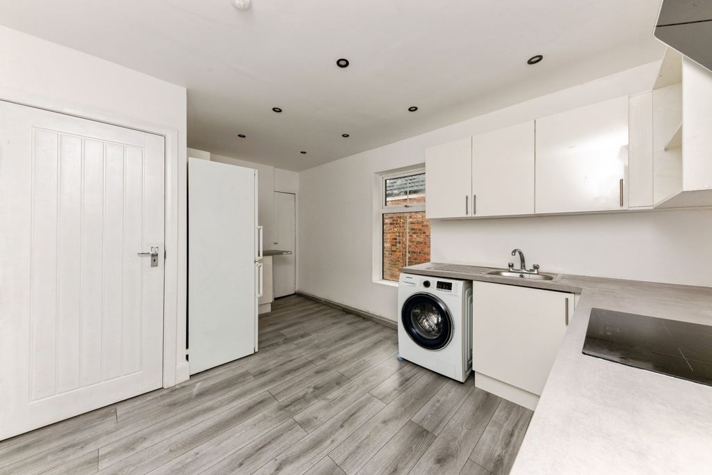 Additional image 11 of 1 bed property for saleCromwell Road, Grimsby DN31