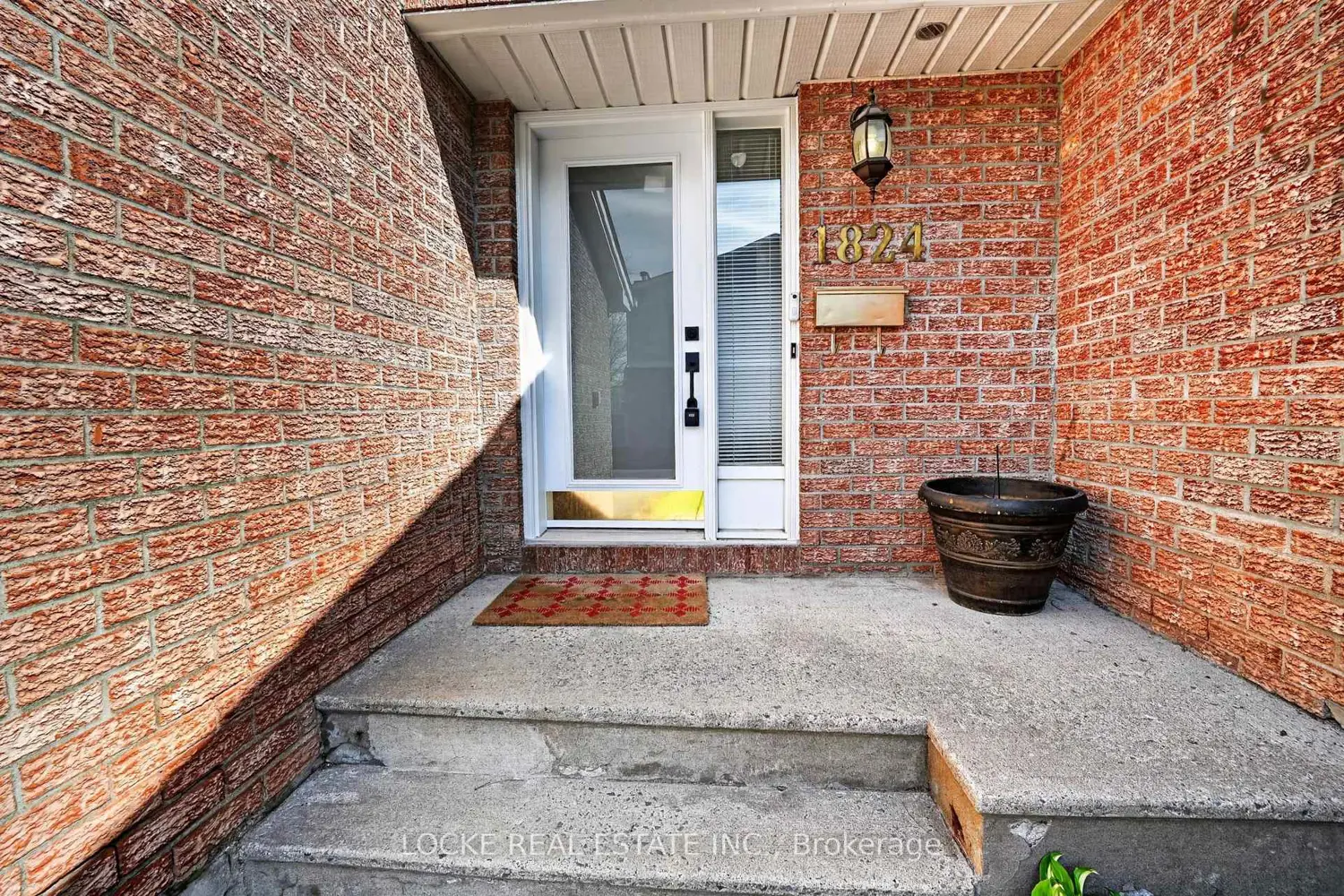1824 Summerfields Crescent photo 3