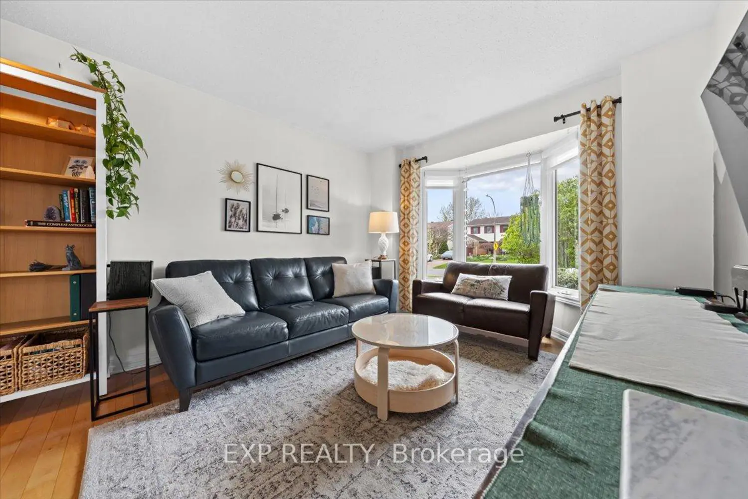 1073 St Germain Crescent photo 3