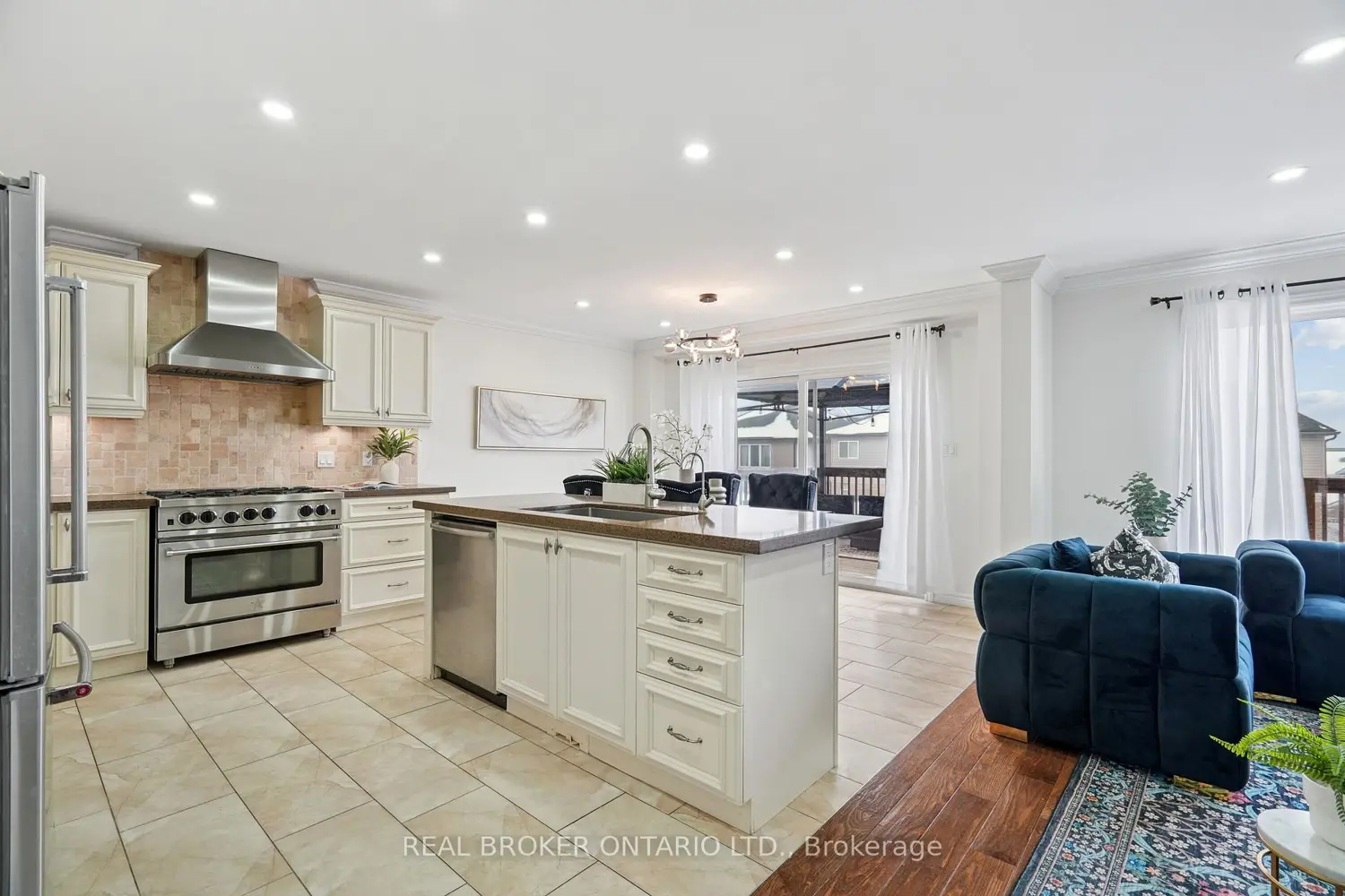 132 Coker Crescent photo 2