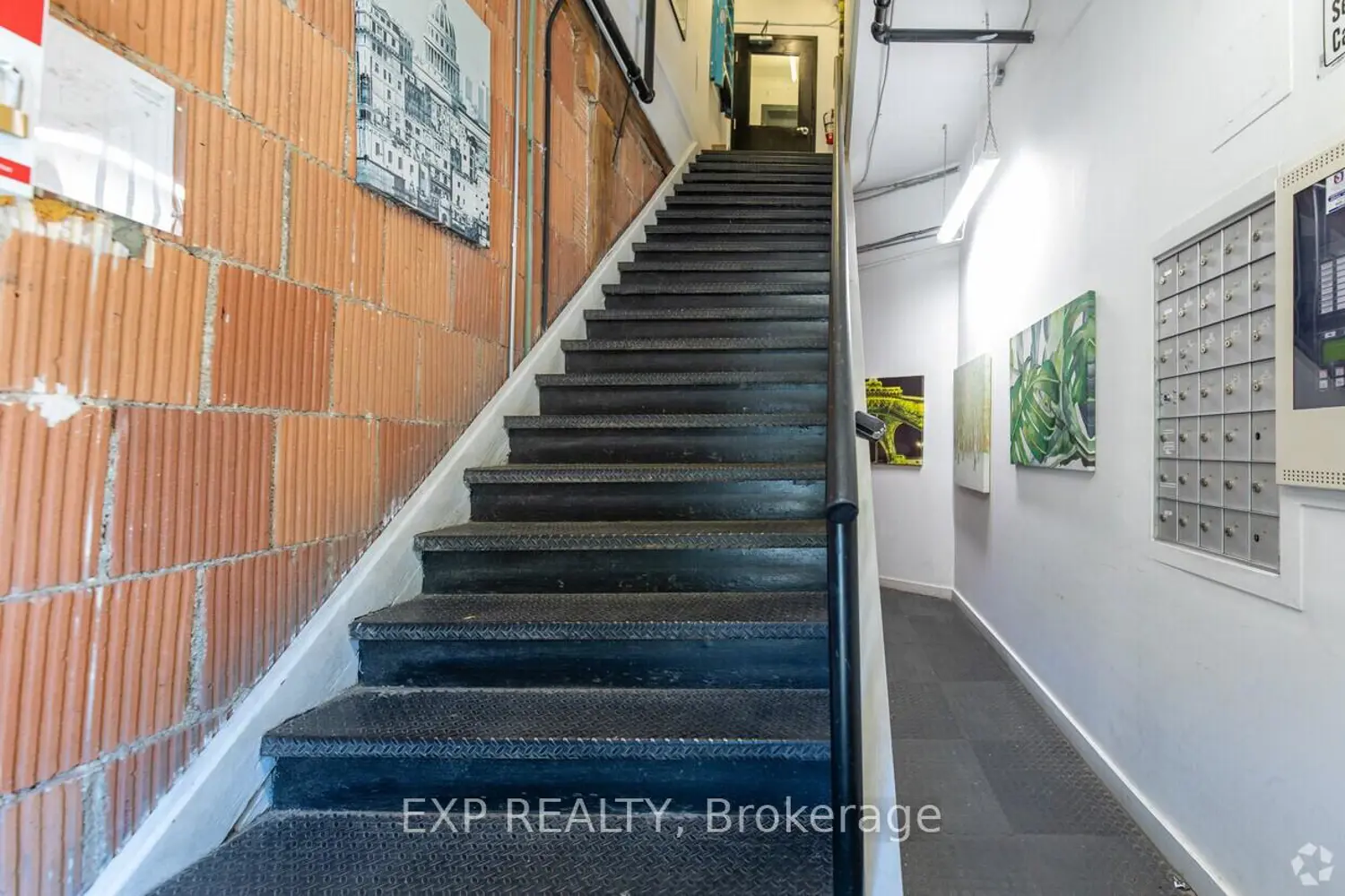 2480 Dundas Street photo 2
