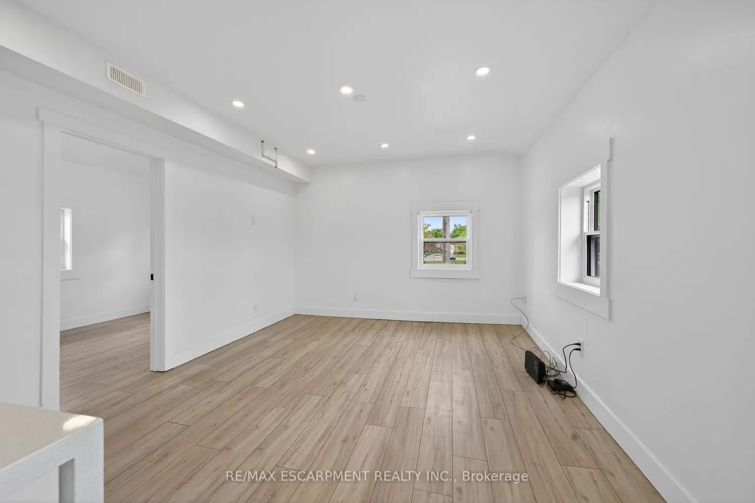 27 Cayuga Street photo 5