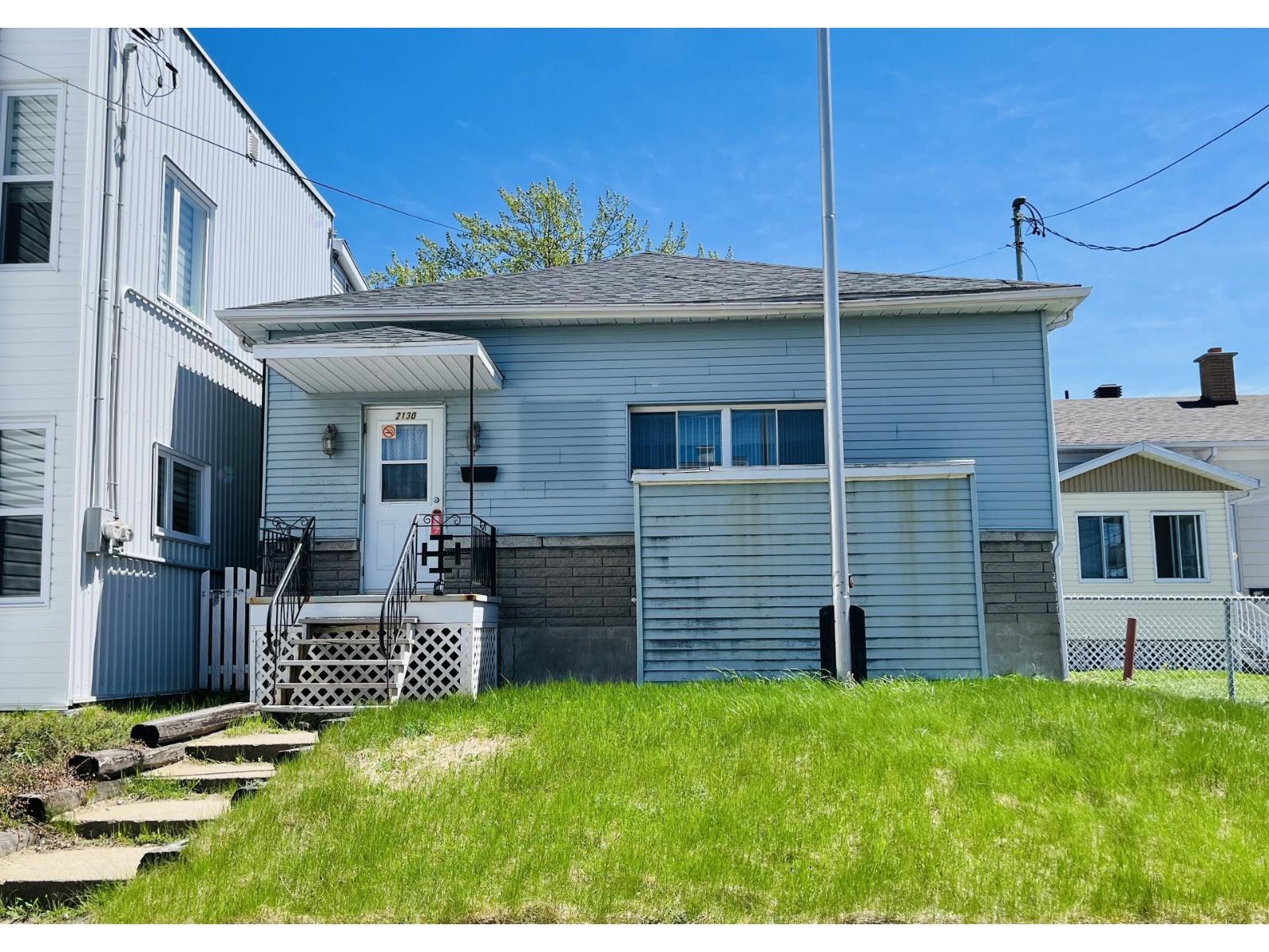 2130 Av. Defond