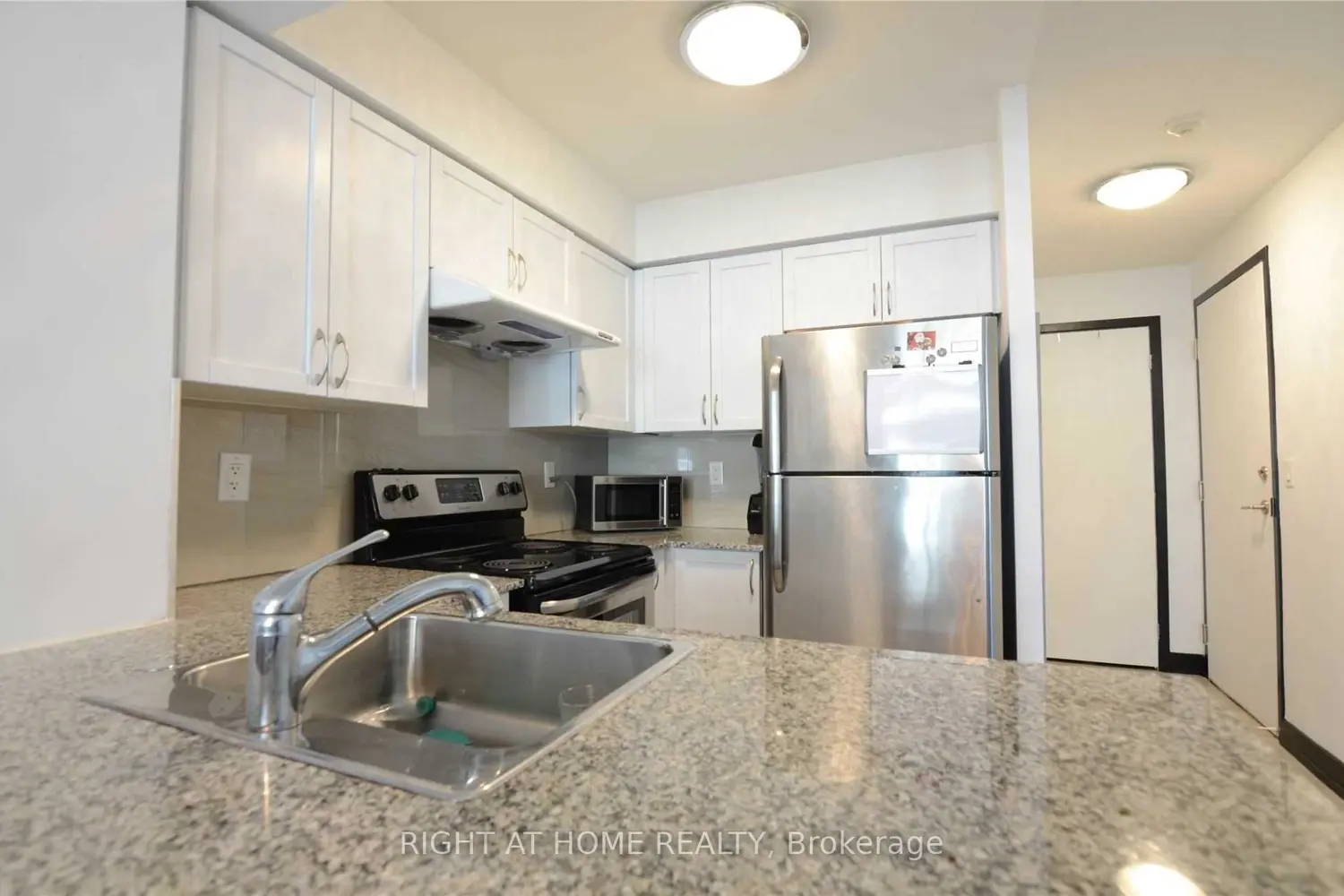 812 Lansdowne Avenue 1016 photo 4